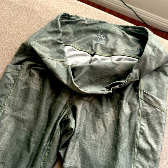 Prana Camo Print Leggings with pockets- sz Large - Picture 2 of 4